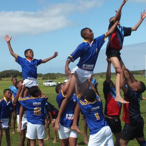 Die 1ste span (o/13) rugbyspelers (links) in aksie
